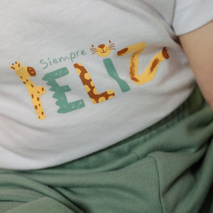Detailansicht des „Siempre Feliz“-Schriftzugs auf dem weißen Baby-Body