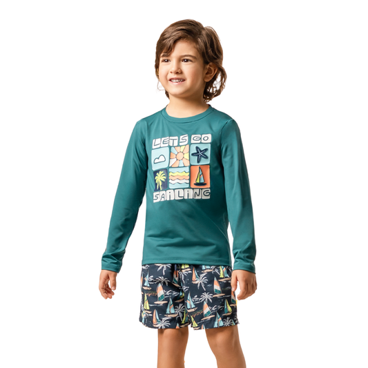 Jungen-Badeoutfit mit Segelboot-Motiv im Flatlay – ready für Sonne, Strand und Pool
