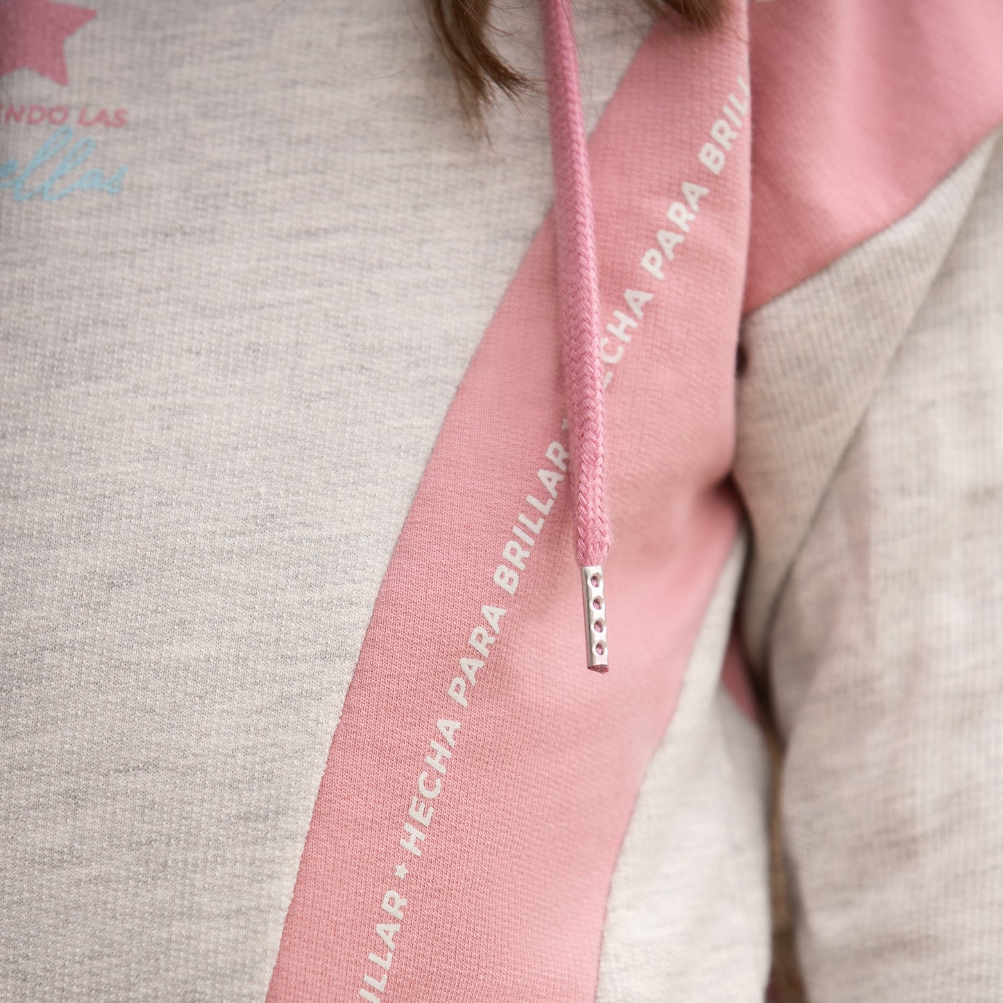 Detailaufnahme des Spruchs „Hecha para brillar“ auf dem Pastelltraum Hoodie.