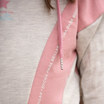Detailaufnahme des Spruchs „Hecha para brillar“ auf dem Pastelltraum Hoodie.