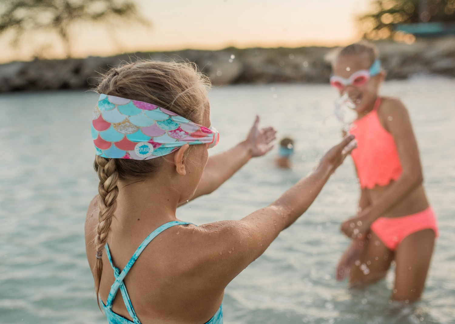 Zwei Mädchen spielen im Wasser, tragen Schwimmbrillen – bequem und ziepfrei