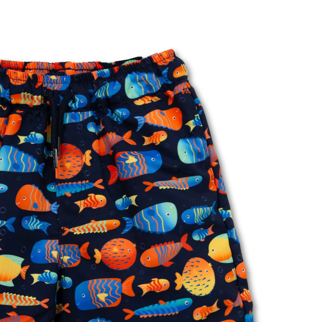 Nahaufnahme des Fisch-Prints und des elastischen Bundes der Baby-Badehose in Blau Navy.