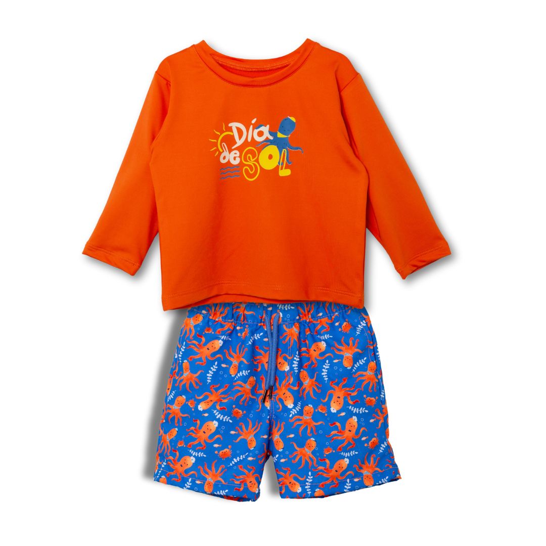 Zweiteiliges Baby-Badeoutfit flach ausgelegt: orangenes Shirt mit Sonnentags-Print und blaue Oktopus-Badehose