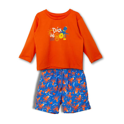 Zweiteiliges Baby-Badeoutfit flach ausgelegt: orangenes Shirt mit Sonnentags-Print und blaue Oktopus-Badehose