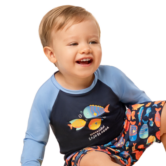 Baby Badeoutfit mit blauem Badeshirt und Badehose mit Fisch-Print – bequem und stylisch für den Strand.