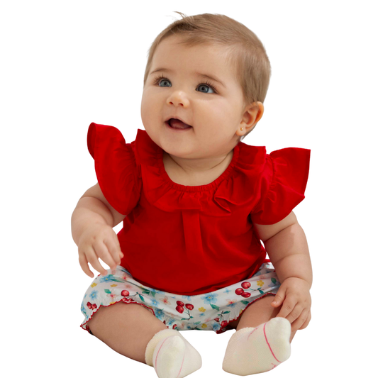 Baby Mädchen trägt rotes Blusen- und Short-Set mit Bolero-Kragen, Kirschenprint und elastischem Bund – bequem & stylisch