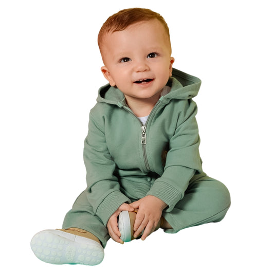 Lächelndes Baby trägt das Baby-Set mit Löwen-Hoodie und Baumwoll-Body