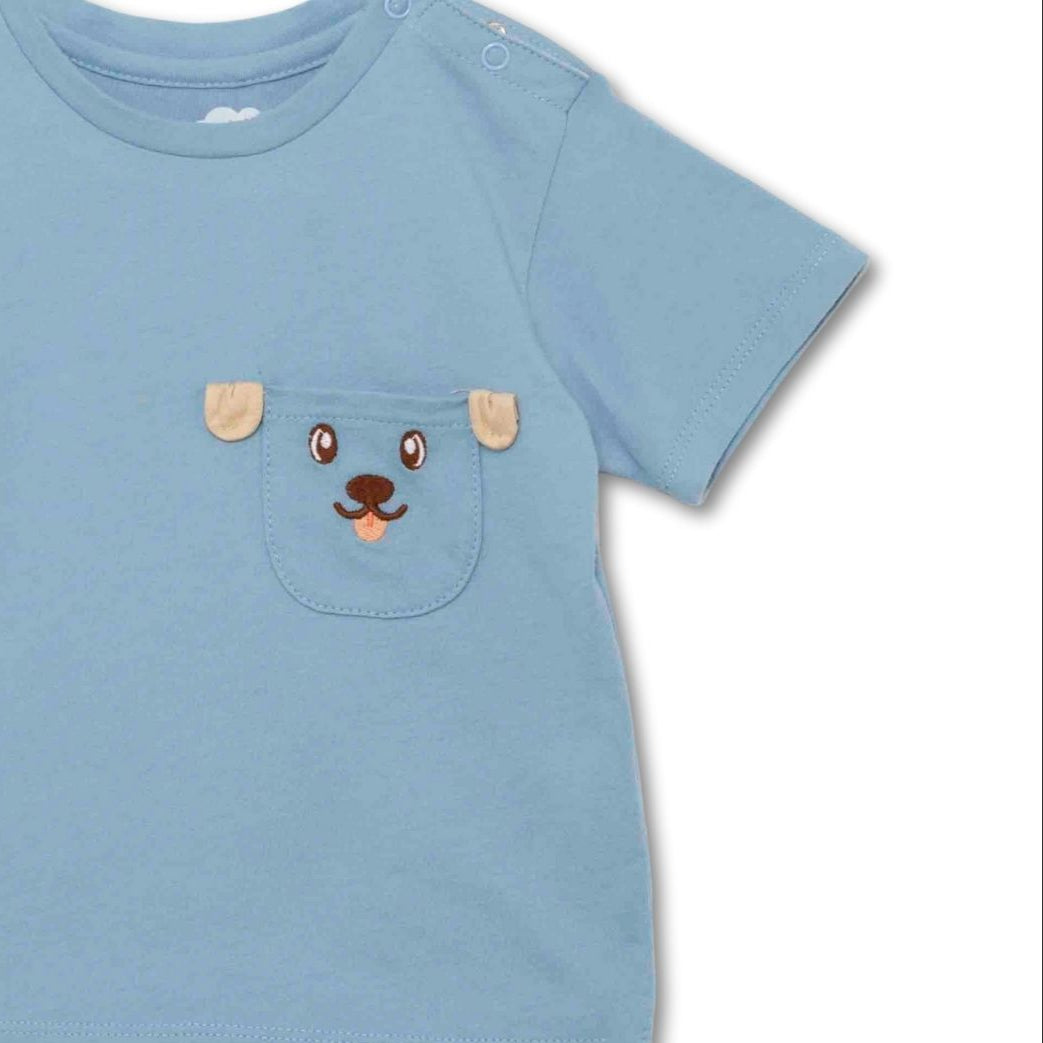 Nahaufnahme des gestrickten Hundegesichts und der Ohren-Details an der Brusttasche.