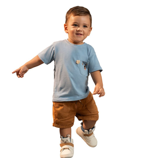 Hellblaues Baby-T-Shirt mit gestricktem Hundegesicht auf der Brusttasche – bequem und weich für Babys 3–24 Monate.