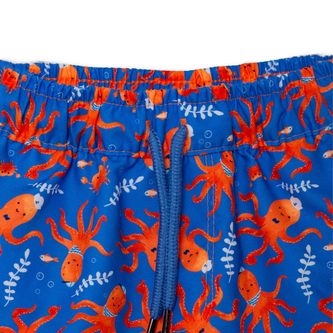 Detailansicht der blauen Baby-Badehose mit niedlichem Oktopus-Print – weicher Stoff und liebevoll gestaltetes Motiv