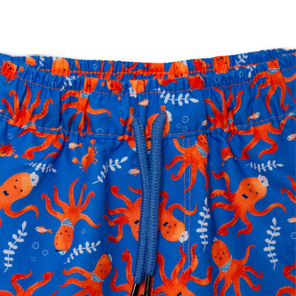 Detailansicht der blauen Baby-Badehose mit niedlichem Oktopus-Print – weicher Stoff und liebevoll gestaltetes Motiv