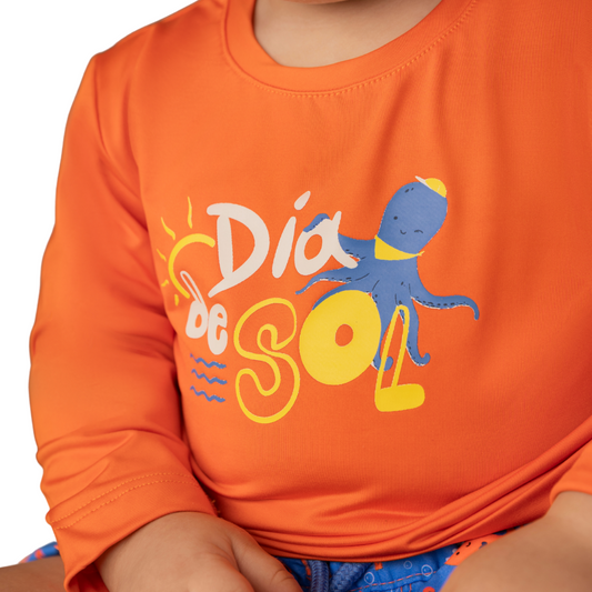 Nahaufnahme vom Babybauch im blauen Badeshirt mit Oktopus-Print – weicher Stoff schmiegt sich sanft an die Haut