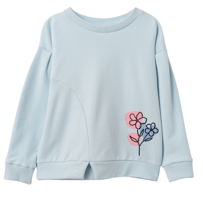 Hellblauer Pullover mit schimmernder Paillettenblume und besonderem Schnitt – stilvoll und bequem für kleine Mädchen.