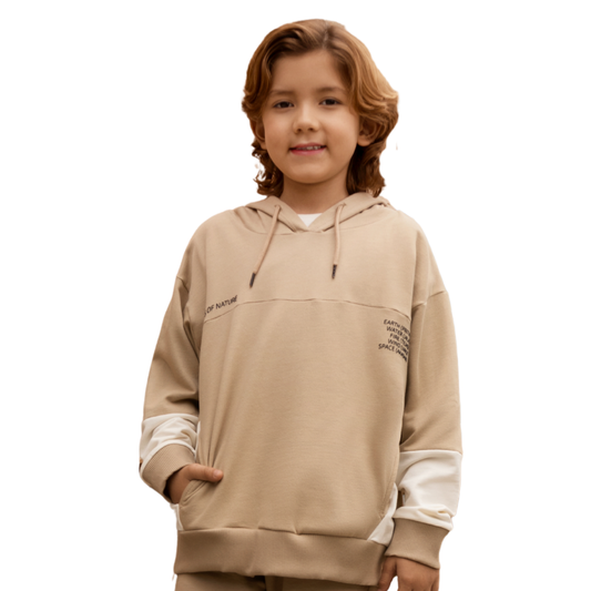 Fröhlicher Junge trägt den Elfenbein Hoodie, der mit elfenbeinfarbenen Einsätzen und versteckten Taschen begeistert.