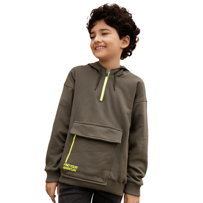 Fröhliches Kind trägt den grünen Hoodie mit dem "FIND YOUR ADVENTURE"-Schriftzug und neonfarbenem Reißverschluss.