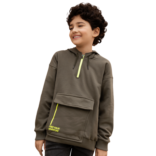 Fröhliches Kind trägt den grünen Hoodie mit dem "FIND YOUR ADVENTURE"-Schriftzug und neonfarbenem Reißverschluss.