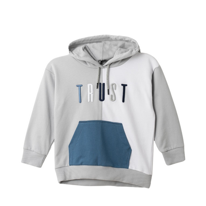 "Trust" Hoodie in Grau und Weiß mit Stickerei und blauer Tasche.
