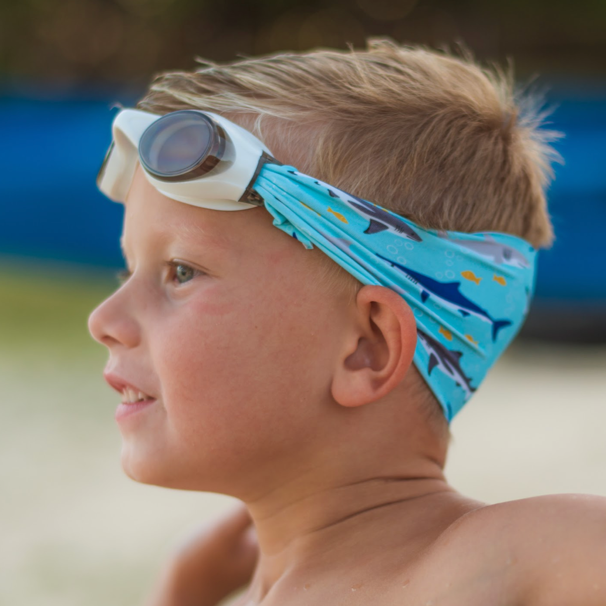 Kind mit Schwimmbrille im Hai-Design – bequem und ziepfrei