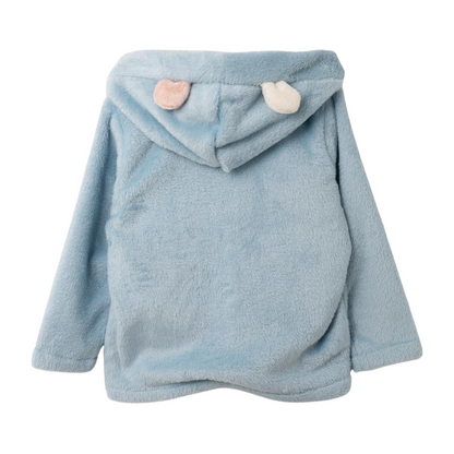 Rückansicht der hellblauen Plüschjacke mit Ohrenapplikationen und praktischen Taschen.
