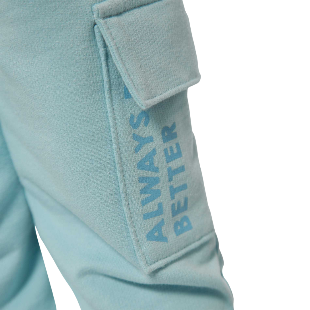 Nahaufnahme der Cargo-Tasche mit "Always Be Better"-Aufdruck der hellblauen Spielhose.