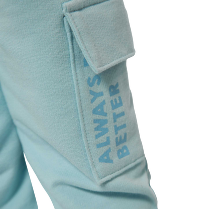 Nahaufnahme der Cargo-Tasche mit "Always Be Better"-Aufdruck der hellblauen Spielhose.