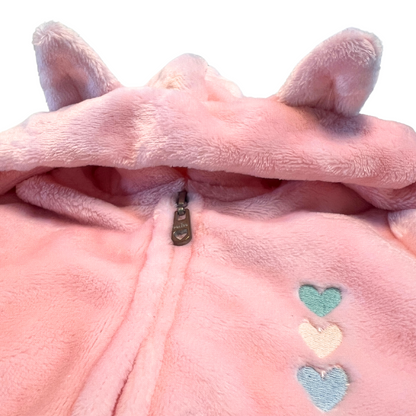 Nahaufnahme der Herzchen-Stickerei auf dem Hoodie