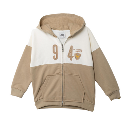 Vorderseite des zweifarbigen Jungen-Hoodies mit Stickerei „La Aventura Comienza“ in Beige und Creme