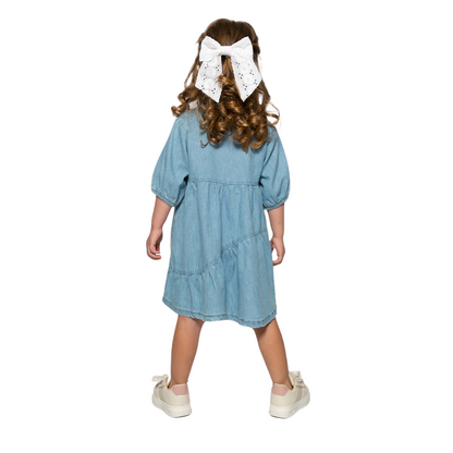 Rückansicht des Jeanskleids mit elastischen Bündchen und Knopfleiste für eine bequeme Passform und einfaches An- und Ausziehen.