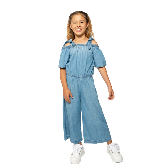 Mädchen trägt lässigen Jumpsuit in Jeansoptik mit elastischer Taille und Bindeträgern