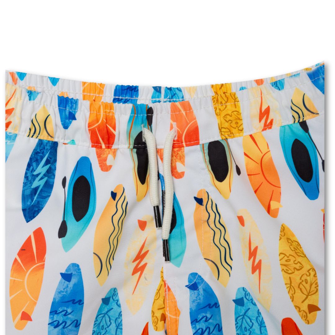 Detail Surfbrett-Print und verstellbarer Bund der Badehose – jungen-badehose-surfbrett-detail