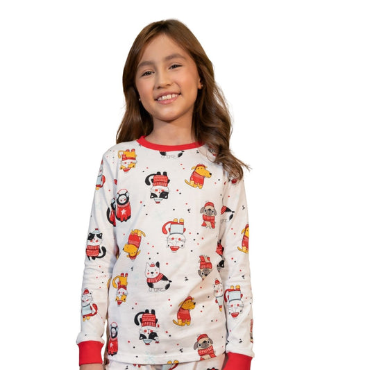 Kind trägt Unisex-Weihnachtspyjama „Weihnachtszauber“ beim Spielen, weiche, hautfreundliche Baumwolle