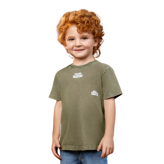 Glückliches Kind trägt kurzärmliges T-Shirt in trendigem Militärgrün, lächelnd und voller Freude.