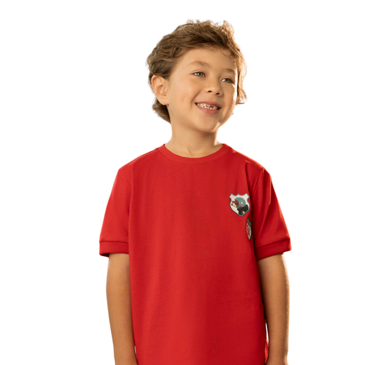 Kind trägt rotes T-Shirt mit süßem Roller-Bär-Motiv – bequem, stylisch und perfekt für kleine Abenteurer.