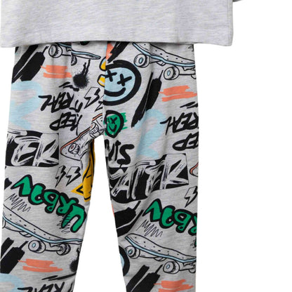 Detailansicht der Hose mit buntem Allover-Graffiti-Print