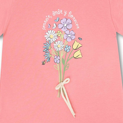 Nahaufnahme der 3D-Applikation mit Zugband am Blumenstrauß auf dem T-Shirt.
