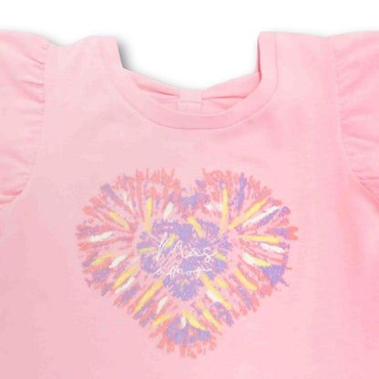 Nahaufnahme der zarten Schleifenöffnung am Rücken und des Herz-Prints auf dem T-Shirt.