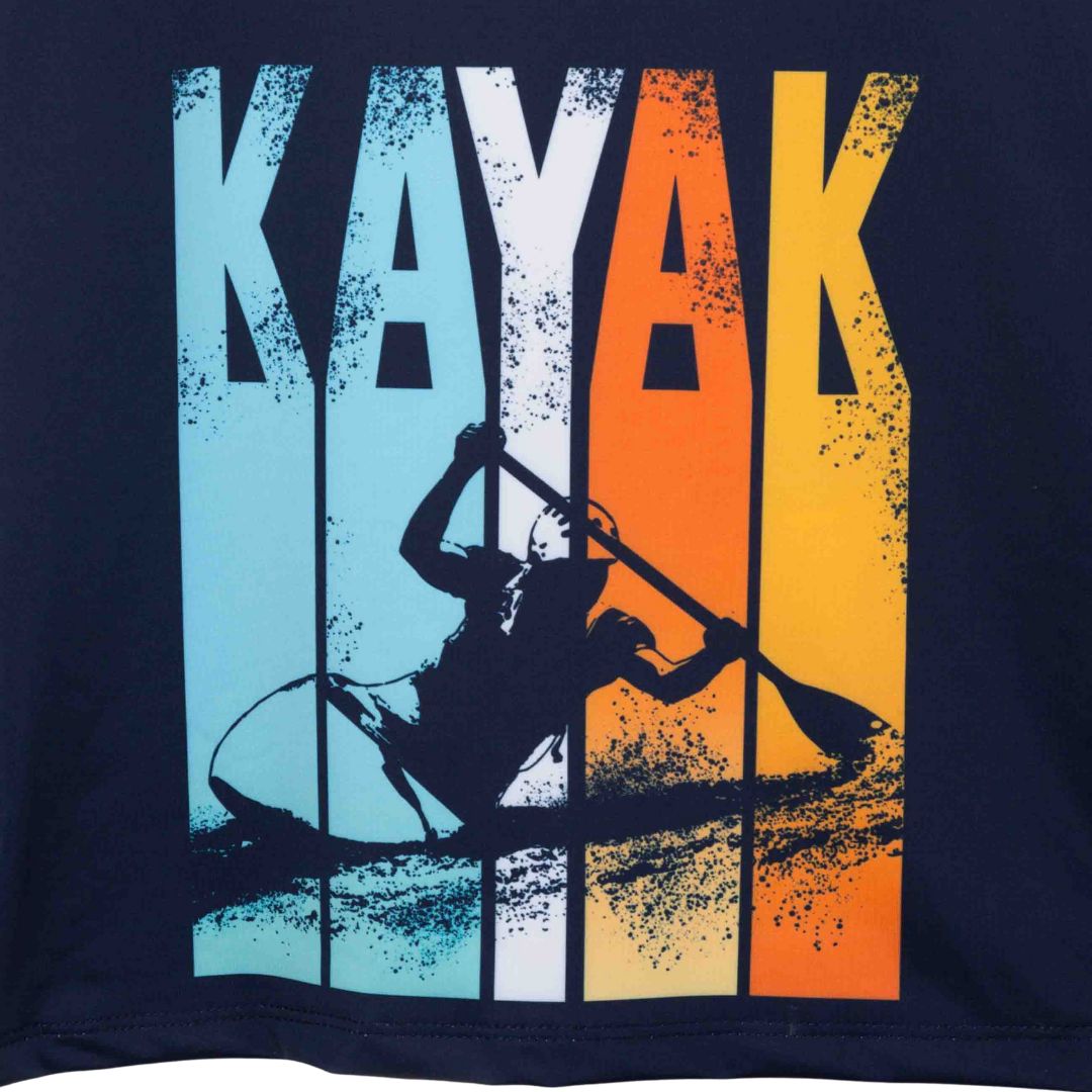 Detail des Kayak-Prints auf weichem, elastischem Stoff – langarm-badeshirt-junge-kayak-detail