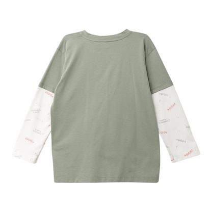 Rückseite des zweifarbigen Langarmshirts für Jungen – aus reiner Baumwolle für maximalen Komfort.
