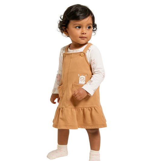 Kleines Mädchen trägt das Llama-Latzkleid Set mit Langarm-Body und braunem Kleid