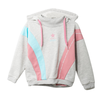  Mädchen trägt Pastelltraum Hoodie in Grau mit pinken & blauen Streifen, pinkem Stern und „hecha para brillar“