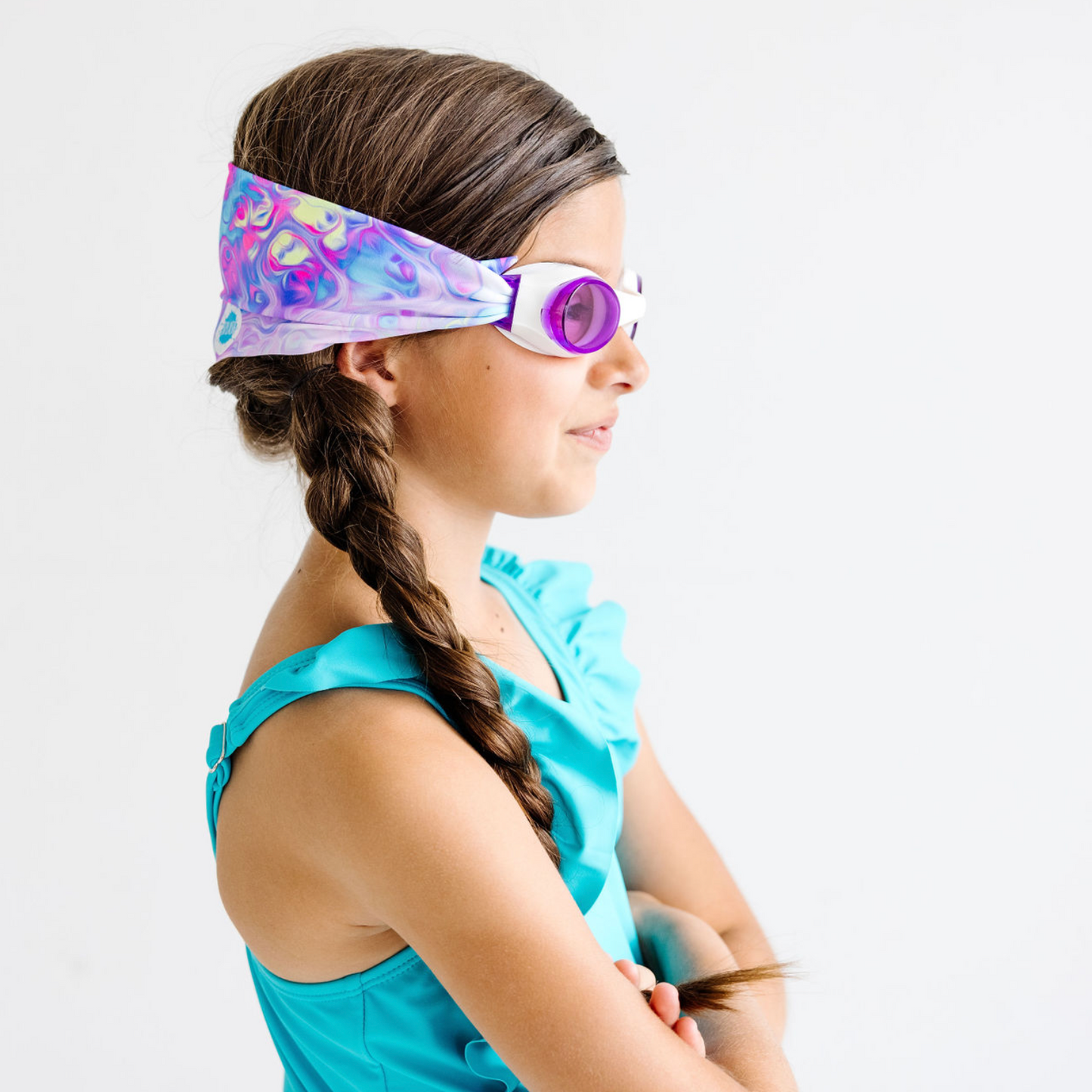 Kind trägt Pastellzauber-Schwimmbrille – sanft zur Haut, kein Ziepen