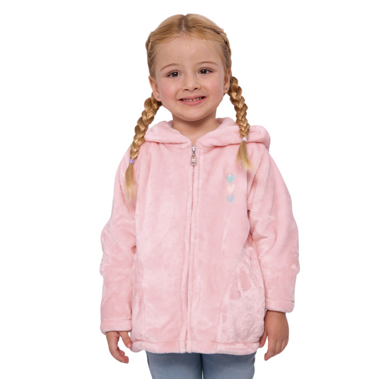 Mädchen trägt flauschigen cremefarbenen Plüsch-Hoodie mit Kapuze und Herzchen-Stickerei