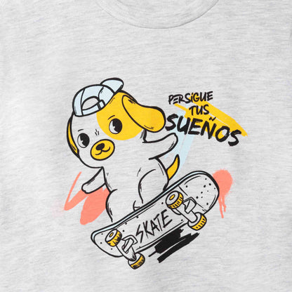 Nahaufnahme vom Print – Hund auf Skateboard und Spruch „persigue tus sueños