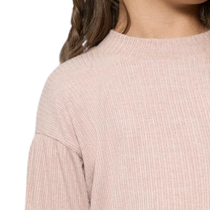 ahaufnahme der gerippten Bündchen und des Rundhalsausschnitts des Blush Pink Pullovers