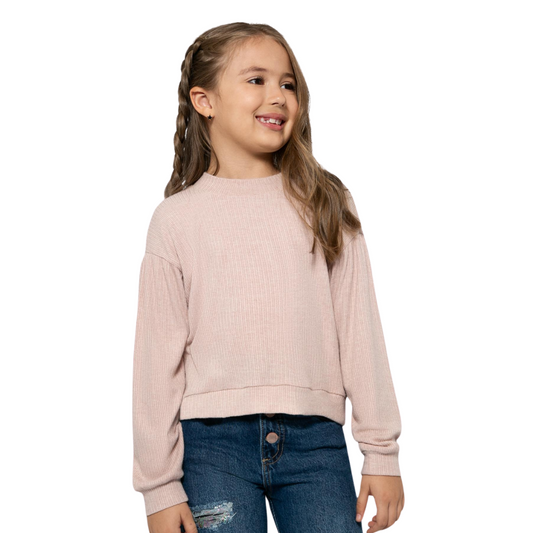 Mädchen trägt gemütlichen Pullover in Blush Pink mit Rundhalsausschnitt und langen Ärmeln