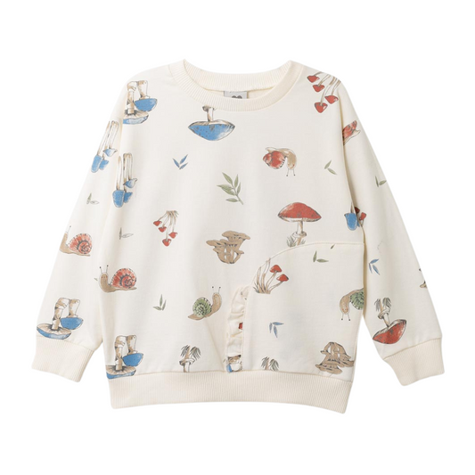 Beigen Pullover mit Pilzmuster und Rüschendetail, ideal für verspielte, aber bequeme Outfits.