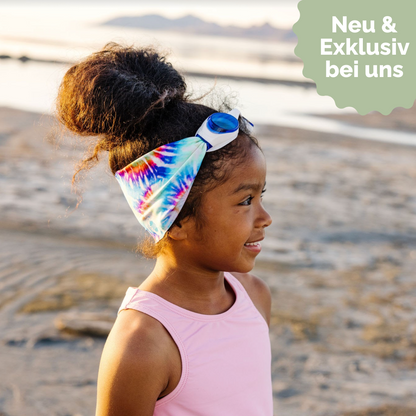 Kind trägt die bunte „Tie Dye“ Schwimmbrille von Splash Place – fröhlich, bequem und haarschonend