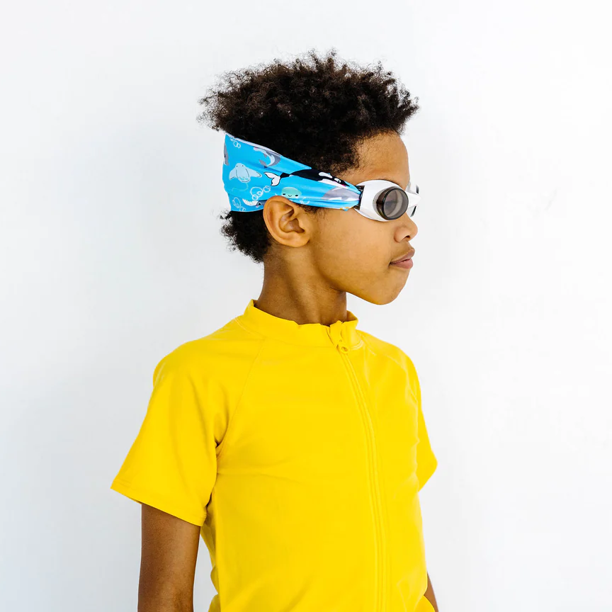 inder-Schwimmbrille mit buntem Unterwasser-Motiv – sitzt weich und sicher

