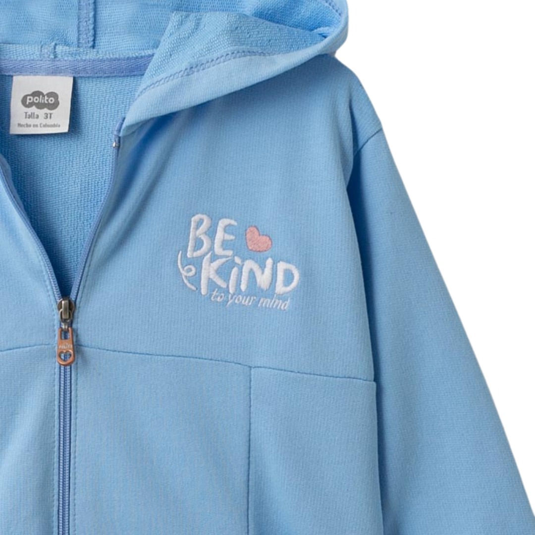Nahaufnahme der "Be Kind"-Stickerei und der Rip-Bündchen des Zip-up Hoodies in Blau