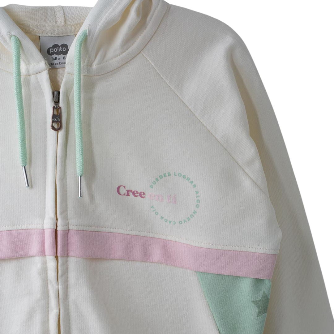 Detailaufnahme der seitlichen Schlitze und des weichen Baumwollmaterials des Hoodies.